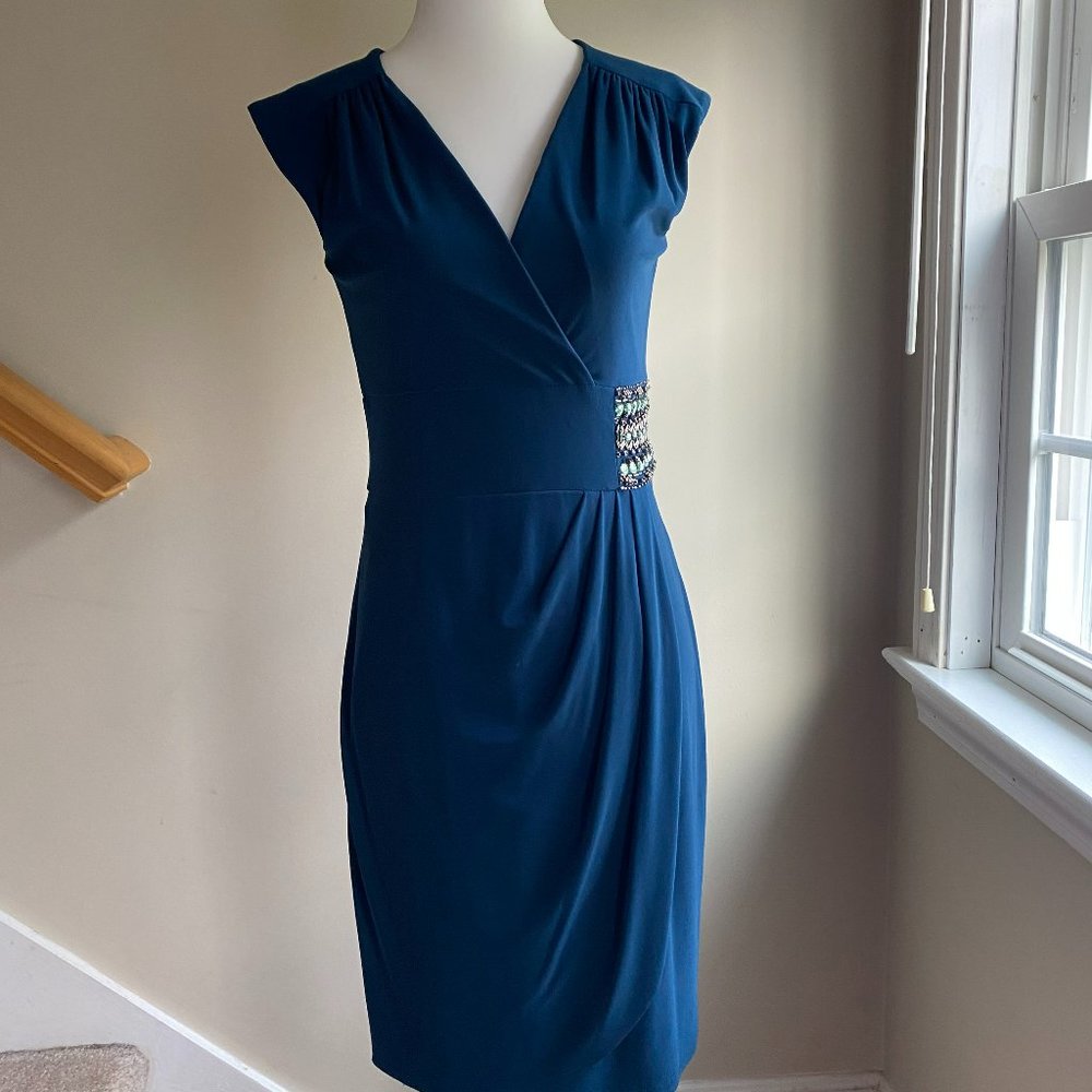 Decode cap-sleeve cocktail dress in emerald tones w beaded details on side